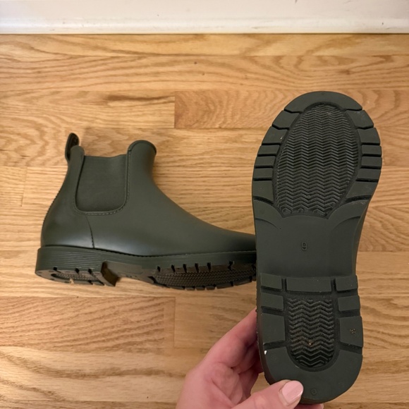 OLD NAVY WOMENS WATER REPELLENT PULL ON RAIN BOOT - Picture 3 of 3